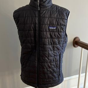 Mint mens small black Patagonia vest.
